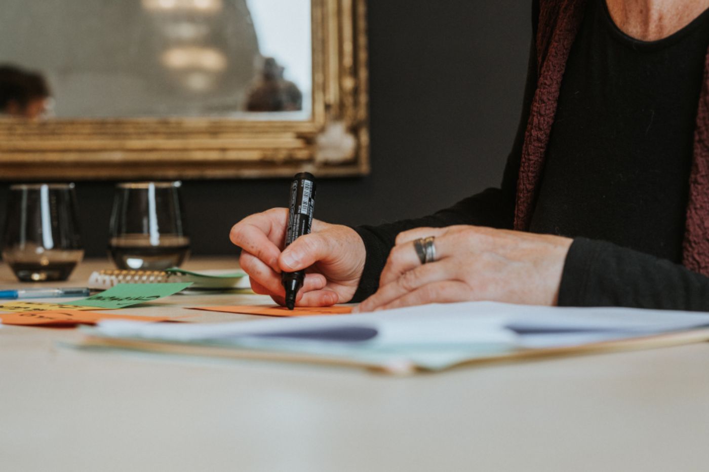 Person schreibt Moderationskarten.