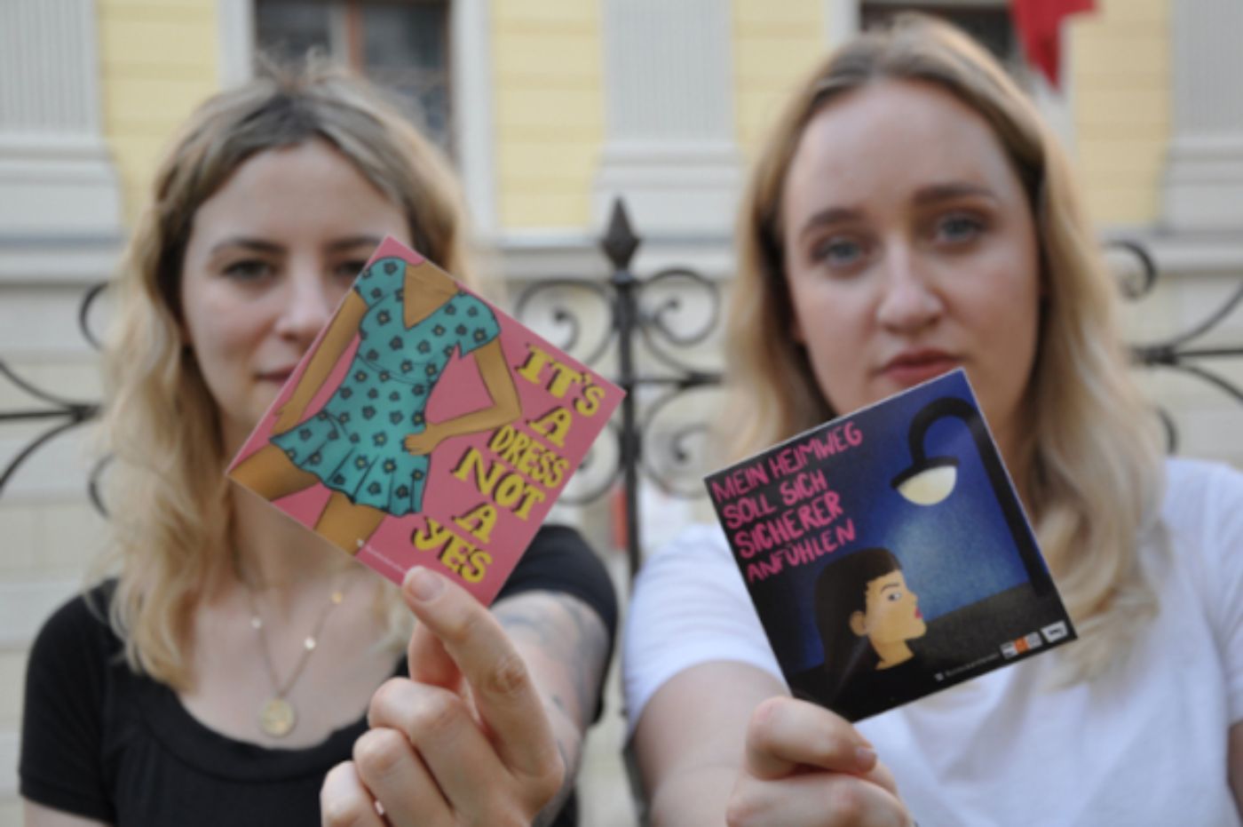 Foto: Hjödris und Julia mit den Stickern.