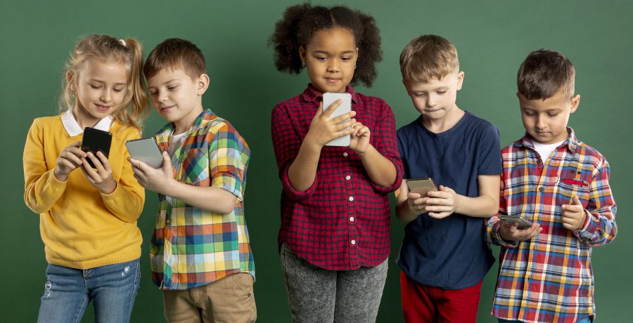 Gruppe von Kindern mit Iphones. Foto: freepik.com