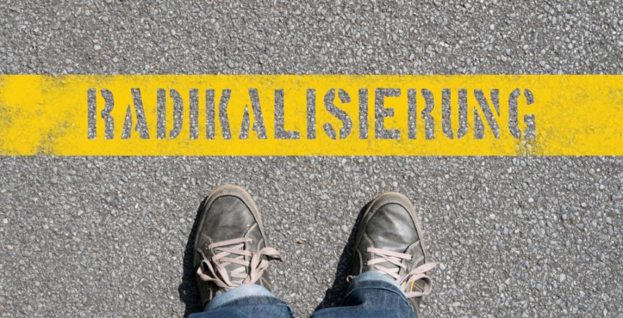 Ein Junge steht vor (Aufschrift) "Radikalisierung". Foto: gettyimages--861508484/stadtratte