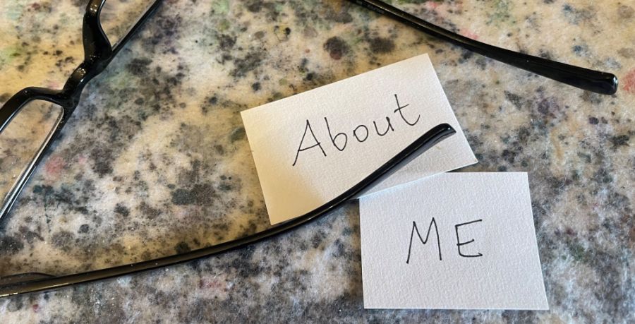 Themenbild "About me" auf Zetteln und Brille