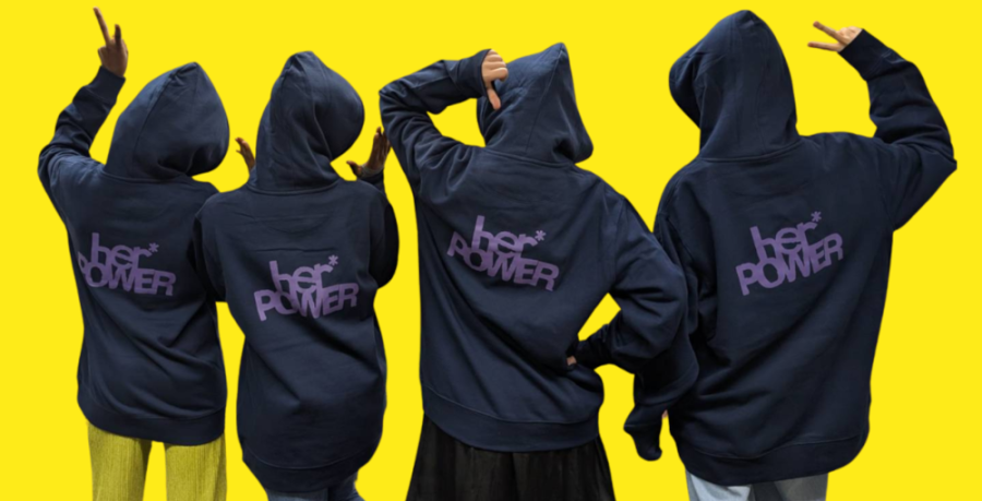 4 Jugendliche in Merchandising-Pullis mit her-power Aufdruck am Rücken. Foto: mafalda