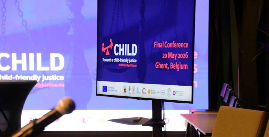 Foto: Raum mit Mikro und Großbildschirm von der Child-friendly justice Konferenz im Mai 2026. © Gunther Ruyssinck