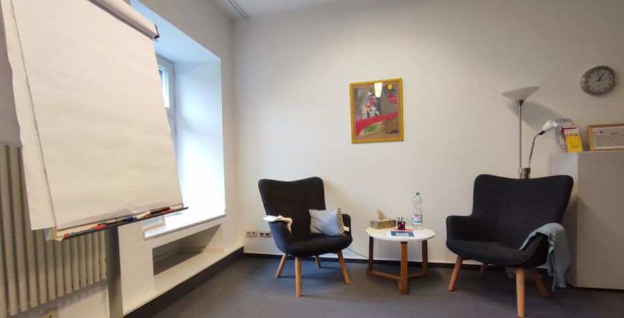 Foto Beratungszimmer mit Flipchart, 2 Stühlen, kleinem Tisch. Foto: Annemarie Schweighofer