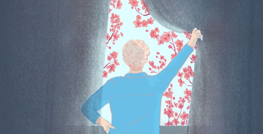 Ältere Frau, stehend vor einem verhangenen Fenster, zieht den Vorhang zur Seite. Illustration: Marvow 2.0