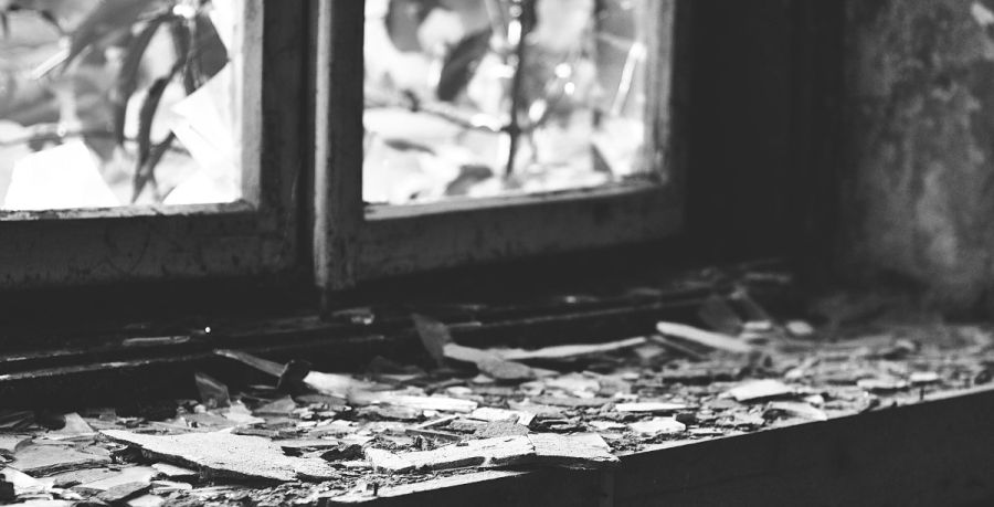 zersplitteres Fenster. Foto: pixabay-abandoned-4584776_1920.